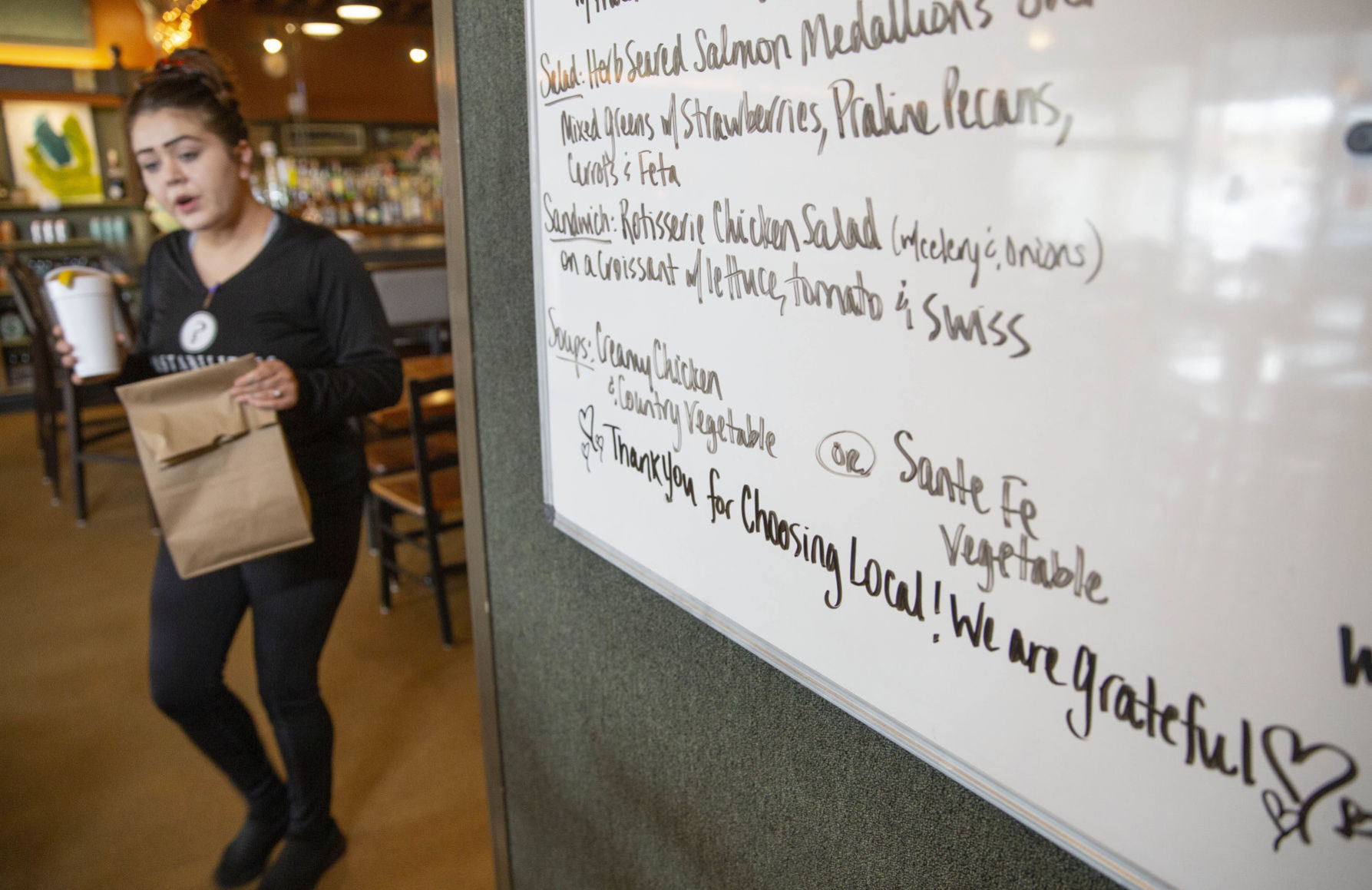 Restaurants turning to curbside food pickup